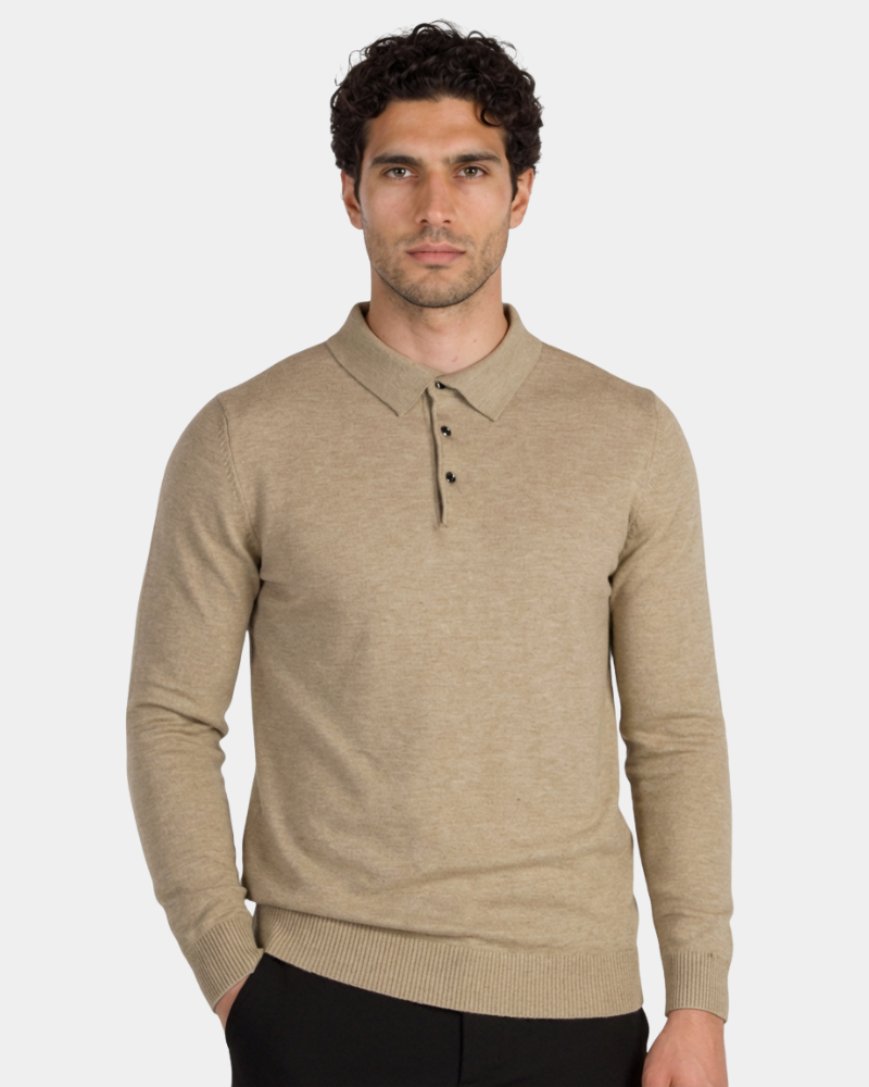By Alden Minimalist luxury beige knit polo in soft cashmere-wool. Slim fit with a ribbed hem and classic three-button collar. #Color_camel